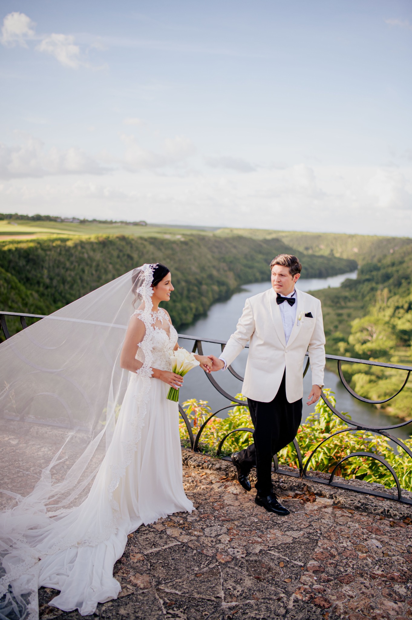 Newlyweds overlooking the Chavón River